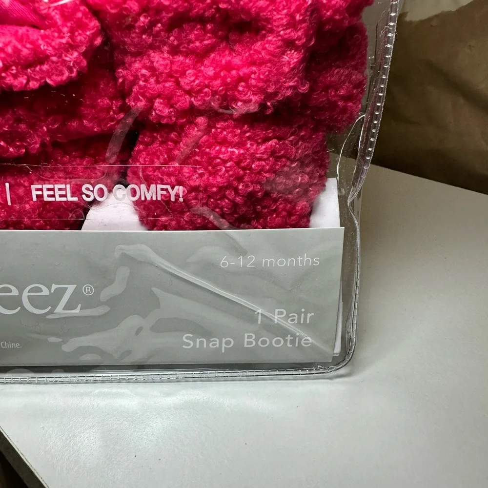 NWT Robeez snap baby booties pink fuschia in faux fur 6-12 months